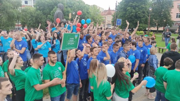 ГЛАВНИ У ГРАДУ И БАЊИ: Радост лозничких матураната ГЛАВНИ У ГРАДУ И БАЊИ: Радост лозничких матураната