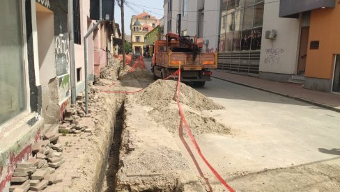 РАДОВИ У ЦЕНТРУ: Отежан саобраћај у Зрењанину због реконструкције главне градске улице РАДОВИ У ЦЕНТРУ: Отежан саобраћај у Зрењанину због реконструкције главне градске улице