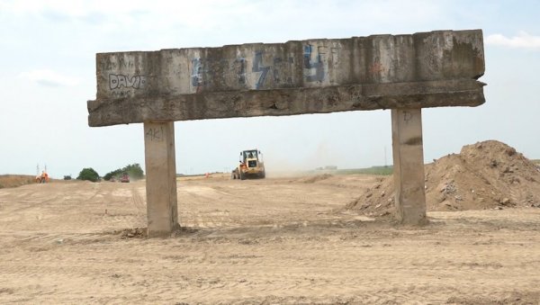 ЗАПОЧЕЛО КОМПЛЕТИРАЊЕ ИПСИЛОН КРАКА: Радови на ободу Сунотице вредни 2020 милиона динара ЗАПОЧЕЛО КОМПЛЕТИРАЊЕ ИПСИЛОН КРАКА: Радови на ободу Сунотице вредни 2020 милиона динара