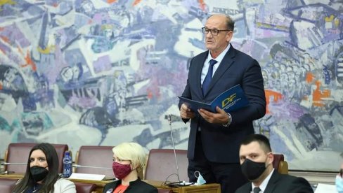 КРИВОКАПИЋЕВУ ВЛАДУ ПОДРЖАВА САМО 14 ПОСЛАНИКА: Зечевић јасно рекао истину - они су искључиви кривци КРИВОКАПИЋЕВУ ВЛАДУ ПОДРЖАВА САМО 14 ПОСЛАНИКА: Зечевић јасно рекао истину - они су искључиви кривци