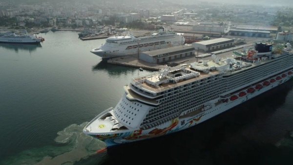 НАЈВЕЋИ БРОД ДО САДА УПЛОВИО У БАРСКУ ЛУКУ: Дужина крузера је преко 325 метара и има 399 чланова посаде (ФОТО) НАЈВЕЋИ БРОД ДО САДА УПЛОВИО У БАРСКУ ЛУКУ: Дужина крузера је преко 325 метара и има 399 чланова посаде (ФОТО)