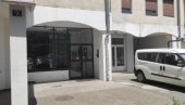 ПРВЕ ФОТОГРАФИЈЕ СА МЕСТА ПУЦЊАВЕ У НОВОМ САДУ: Познато у каквом је стању рањени мушкарац (ФОТО) ПРВЕ ФОТОГРАФИЈЕ СА МЕСТА ПУЦЊАВЕ У НОВОМ САДУ: Познато у каквом је стању рањени мушкарац (ФОТО)