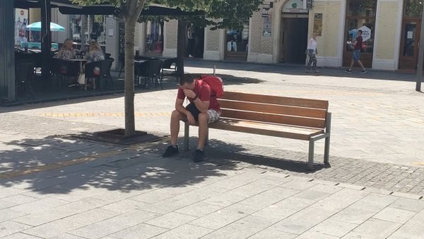 ПРЕКО 40 СТЕПЕНИ ИЗМЕРЕНО У ОВОМ ГРАДУ У СРБИЈИ: Људи спас од врелине траже поред фонтане (ФОТО) ПРЕКО 40 СТЕПЕНИ ИЗМЕРЕНО У ОВОМ ГРАДУ У СРБИЈИ: Људи спас од врелине траже поред фонтане (ФОТО)
