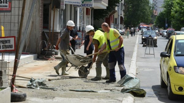 ЈОШ ЈЕДАН ТРОПСКИ ДАН У КРАЉЕВУ: Грађевинци не знају за врућину (ФОТО) ЈОШ ЈЕДАН ТРОПСКИ ДАН У КРАЉЕВУ: Грађевинци не знају за врућину (ФОТО)