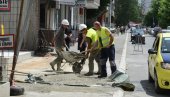 ЈОШ ЈЕДАН ТРОПСКИ ДАН У КРАЉЕВУ: Грађевинци не знају за врућину (ФОТО) ЈОШ ЈЕДАН ТРОПСКИ ДАН У КРАЉЕВУ: Грађевинци не знају за врућину (ФОТО)