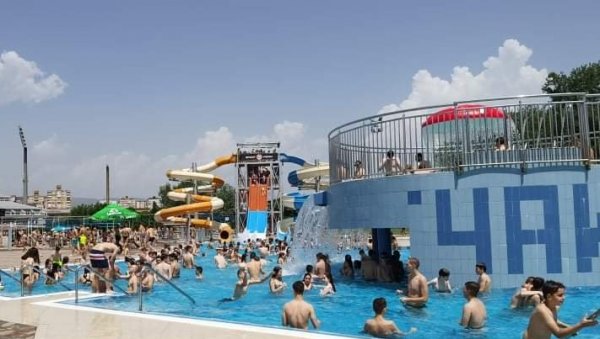 ПЛУЋА СУ МУ БИЛА ПУНА ВОДЕ: Познато стање младог Нишлије ког су јуче извукли са дна базена ПЛУЋА СУ МУ БИЛА ПУНА ВОДЕ: Познато стање младог Нишлије ког су јуче извукли са дна базена