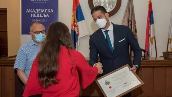 ДОСИТЕЈА ЗА НАЈБОЉЕ СТУДЕНТЕ: Удовичић у Нишу захвалио стипендистима Фонда за младе таленте - Ви сте синоним успеха ДОСИТЕЈА ЗА НАЈБОЉЕ СТУДЕНТЕ: Удовичић у Нишу захвалио стипендистима Фонда за младе таленте - Ви сте синоним успеха