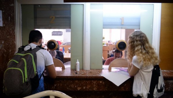 НАВАЛА НА ТЕХНИЧКЕ ФАКУЛТЕТЕ: Почело пријављивање будућих бруцоша НАВАЛА НА ТЕХНИЧКЕ ФАКУЛТЕТЕ: Почело пријављивање будућих бруцоша
