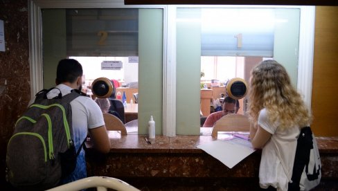 NAVALA NA TEHNIČKE FAKULTETE: Počelo prijavljivanje budućih brucoša NAVALA NA TEHNIČKE FAKULTETE: Počelo prijavljivanje budućih brucoša
