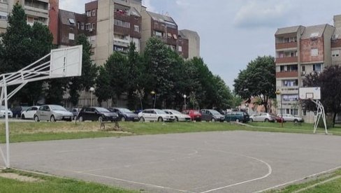 KOŠ PAO NA DEČAKA U ŠKOLSKOM DVORIŠTU: Za dlaku izbegnuta tragedija u Smederevu KOŠ PAO NA DEČAKA U ŠKOLSKOM DVORIŠTU: Za dlaku izbegnuta tragedija u Smederevu
