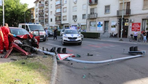 SAOBRAĆAJNA NESREĆA U SUBOTICI: Muškarcu pozlilo, udario u semafor, povređeno dete (FOTO) SAOBRAĆAJNA NESREĆA U SUBOTICI: Muškarcu pozlilo, udario u semafor, povređeno dete (FOTO)