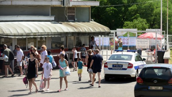 МОЛИО ЈЕ ДА МУ СПАСИМО ДЕТЕ, СТРАШНО ЈЕ БИЛО: Трагична смрт дечака на базену - отац гледао покушаје реанимације (ФОТО/ВИДЕО) МОЛИО ЈЕ ДА МУ СПАСИМО ДЕТЕ, СТРАШНО ЈЕ БИЛО: Трагична смрт дечака на базену - отац гледао покушаје реанимације (ФОТО/ВИДЕО)