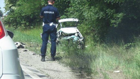 ВАТРОГАСЦИ СУ ГА ИЗВЛАЧИЛИ ИЗ СМРСКАНОГ АУТОМОБИЛА: Слике језиве саобраћајне несреће у Мељаку, на Ибарској магистрали! (ФОТО) ВАТРОГАСЦИ СУ ГА ИЗВЛАЧИЛИ ИЗ СМРСКАНОГ АУТОМОБИЛА: Слике језиве саобраћајне несреће у Мељаку, на Ибарској магистрали! (ФОТО)