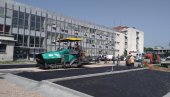 РАД НА ВРЕЛОМ АСФАЛТУ НА ПЛУС 37: у Параћину завршен паркинг иза зграде Општине (ФОТО) РАД НА ВРЕЛОМ АСФАЛТУ НА ПЛУС 37: у Параћину завршен паркинг иза зграде Општине (ФОТО)