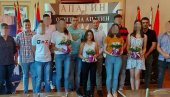 ПОДРШКА ЗА ДЕВЕТ ТАЛЕНАТА: Општина Апатин стипендира најбоље спортисте ПОДРШКА ЗА ДЕВЕТ ТАЛЕНАТА: Општина Апатин стипендира најбоље спортисте