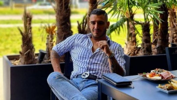 ДАРКО ЛАЗИЋ ИМА НОВУ ДЕВОЈКУ? Певач воли млађе црнке - Данас је она, сутра нека друга (ФОТО) ДАРКО ЛАЗИЋ ИМА НОВУ ДЕВОЈКУ? Певач воли млађе црнке - Данас је она, сутра нека друга (ФОТО)