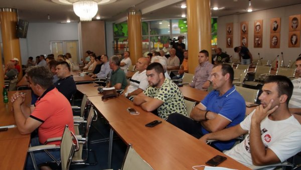 ЗАШТИТНА ЦЕНА ЈЕ СПАС: Произвођачи млека из Новог Сада послали надлежнима драматичну поруку, трошкови већи од плаћеног литра ЗАШТИТНА ЦЕНА ЈЕ СПАС: Произвођачи млека из Новог Сада послали надлежнима драматичну поруку, трошкови већи од плаћеног литра