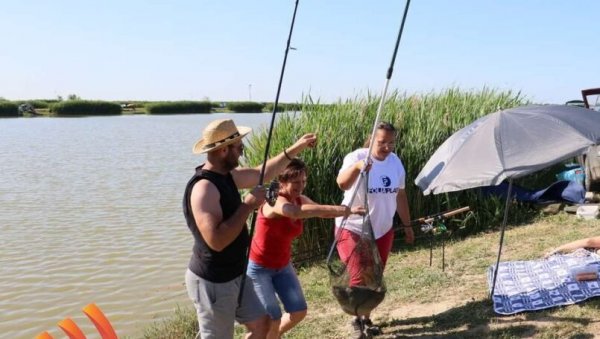 ПЕЦАРОШИ ХУМАНОГ СРЦА: Одржано такмичење у спортском риболову - приход намењен лечењу Милана и Милоша Праштало ПЕЦАРОШИ ХУМАНОГ СРЦА: Одржано такмичење у спортском риболову - приход намењен лечењу Милана и Милоша Праштало