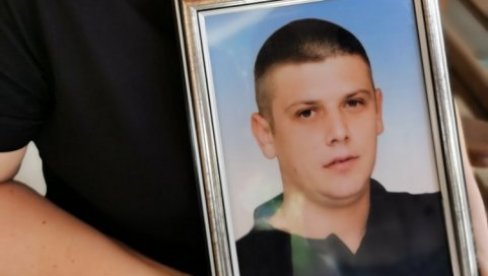 САМО ЊЕГА ИМАМО Неутешна породица једног од четворице младића који су страдали у Немачкој (ФОТО/ВИДЕО) САМО ЊЕГА ИМАМО Неутешна породица једног од четворице младића који су страдали у Немачкој (ФОТО/ВИДЕО)