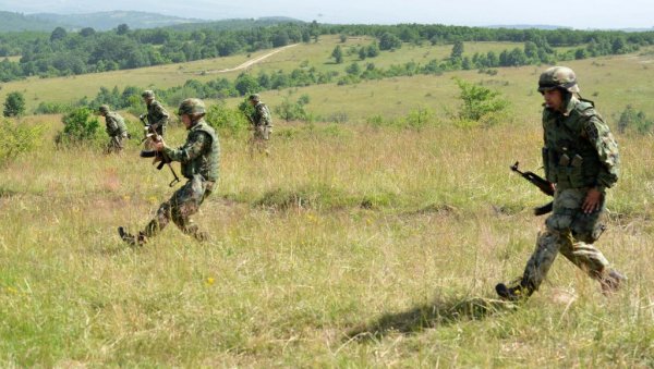 МУЊЕВИТИ УДАР МОЋНЕ ВОЈСКЕ СРБИЈЕ: Ево како изгледа тактичка вежба Четврте бригаде на полигону Боровац ( Фото) МУЊЕВИТИ УДАР МОЋНЕ ВОЈСКЕ СРБИЈЕ: Ево како изгледа тактичка вежба Четврте бригаде на полигону Боровац ( Фото)