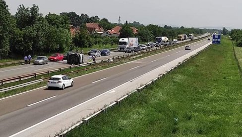 SAOBRAĆAJNA NESREĆA KOD VELIKE PLANE: Prevrnulo se teretno vozilo (FOTO/VIDEO) SAOBRAĆAJNA NESREĆA KOD VELIKE PLANE: Prevrnulo se teretno vozilo (FOTO/VIDEO)