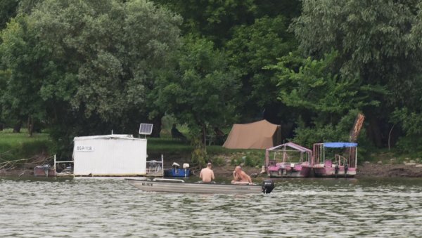 НАЈНОВИЈЕ ИНФОРМАЦИЈЕ О ТЕЛУ ПРОНАЂЕНОМ КОД НЕБОЈШИНЕ КУЛЕ: Сумња се да је у питању младић који се утопио пре неколико дана! НАЈНОВИЈЕ ИНФОРМАЦИЈЕ О ТЕЛУ ПРОНАЂЕНОМ КОД НЕБОЈШИНЕ КУЛЕ: Сумња се да је у питању младић који се утопио пре неколико дана!