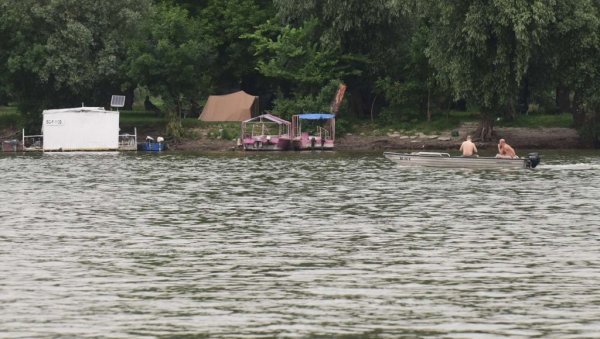 ДЕТАЉИ СТРАШНЕ НЕСРЕЋЕ НА ЛИДУ: Душан скочио са чамца да се расхлади и удавио се - Преминуо од последица срчаног или можданог удара ДЕТАЉИ СТРАШНЕ НЕСРЕЋЕ НА ЛИДУ: Душан скочио са чамца да се расхлади и удавио се - Преминуо од последица срчаног или можданог удара