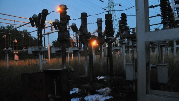 ИСТА ТРАФО СТАНИЦА ЕКСПЛОДИРАЛА И ПРОШЛЕ ГОДИНЕ: И даље проблеми са електричном енергијом, није познато када ће бити саниран квар (ФОТО) ИСТА ТРАФО СТАНИЦА ЕКСПЛОДИРАЛА И ПРОШЛЕ ГОДИНЕ: И даље проблеми са електричном енергијом, није познато када ће бити саниран квар (ФОТО)