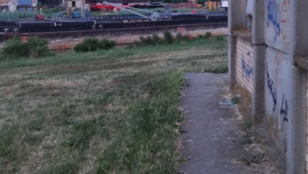ДЕВОЈКА ИЗБОЛА СВОЈУ БЛИЗНАКИЊУ У ЗРЕЊАНИНУ? Нове информације о сукобу, повређена је животно угрожена ДЕВОЈКА ИЗБОЛА СВОЈУ БЛИЗНАКИЊУ У ЗРЕЊАНИНУ? Нове информације о сукобу, повређена је животно угрожена