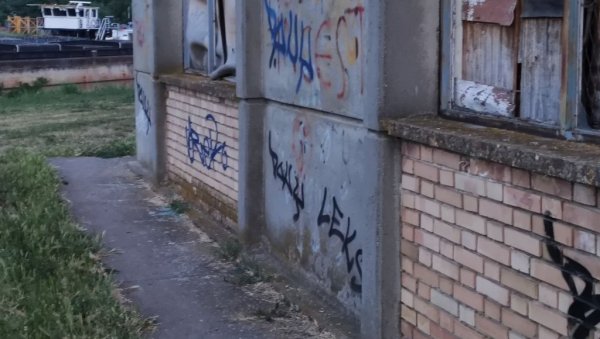 ПРВЕ СЛИКЕ СА МЕСТА НАПАДА У ЗРЕЊАНИНУ: Девојка избола суграђанку, повређена и даље у операционој сали (ФОТО) ПРВЕ СЛИКЕ СА МЕСТА НАПАДА У ЗРЕЊАНИНУ: Девојка избола суграђанку, повређена и даље у операционој сали (ФОТО)