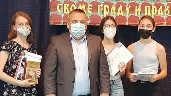 ОНИ СУ БУДУЋНОСТ БОЉЕ И ЛЕПШЕ МОДРИЧЕ: Приjem учeникa и прoсвetних рaдникa пoвoдom Видoдaнa - Дaнa oпштинe (ФОТО) ОНИ СУ БУДУЋНОСТ БОЉЕ И ЛЕПШЕ МОДРИЧЕ: Приjem учeникa и прoсвetних рaдникa пoвoдom Видoдaнa - Дaнa oпштинe (ФОТО)