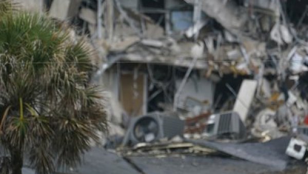 БРОЈ ЖРТАВА ПОРАСТАО: У срушеној згради на Флориди погинуле 22 особе БРОЈ ЖРТАВА ПОРАСТАО: У срушеној згради на Флориди погинуле 22 особе
