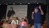 СРЦЕ СЕ НЕМА ДА СЕ ИМА: У Мокрину 36. годину заредом, уз тамбураше и “Бесмртну песму”, одата почаст великом Мики Антићу (ФОТО)