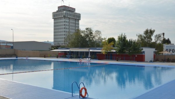 ВРАЊАНЦИ ТРАЖЕ СПАС ОД ВРУЋИНЕ: На једном базену почело купање, на другом у току припреме ВРАЊАНЦИ ТРАЖЕ СПАС ОД ВРУЋИНЕ: На једном базену почело купање, на другом у току припреме