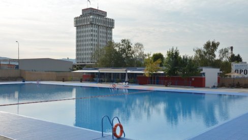 ВРАЊАНЦИ ТРАЖЕ СПАС ОД ВРУЋИНЕ: На једном базену почело купање, на другом у току припреме ВРАЊАНЦИ ТРАЖЕ СПАС ОД ВРУЋИНЕ: На једном базену почело купање, на другом у току припреме