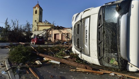 ОВО ЈЕ ПАКАО! Разорни торнадо паралисао Чешку, 200 повређених, броје се жртве (ФОТО/ВИДЕО) ОВО ЈЕ ПАКАО! Разорни торнадо паралисао Чешку, 200 повређених, броје се жртве (ФОТО/ВИДЕО)