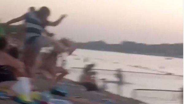 НАСИЛНИК СА АДЕ ИДЕ ИЗА РЕШЕТАКА: Одређен притвор мушкарцу који је тукао жену НАСИЛНИК СА АДЕ ИДЕ ИЗА РЕШЕТАКА: Одређен притвор мушкарцу који је тукао жену