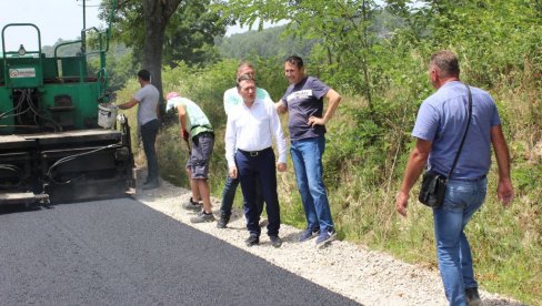 OPŠTINA „POGURALA“ RADOVE: Asfaltni put u gornjem zabrđu kod ugljevika OPŠTINA „POGURALA“ RADOVE: Asfaltni put u gornjem zabrđu kod ugljevika