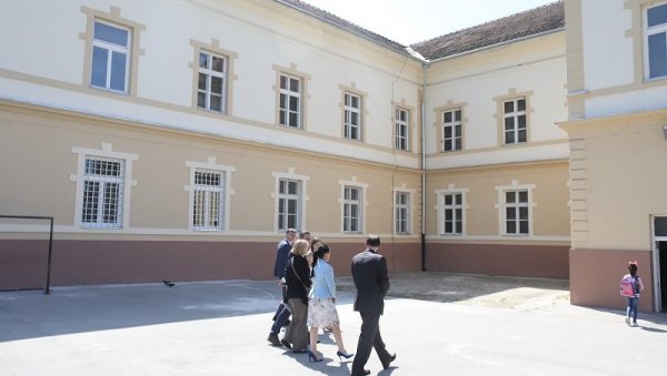 НОВИ ЖИВОТ ШКОЛЕ У БЕЛОЈ ЦРКВИ: Норвешка финансирала реконструкцију фасаде и опремање кабинета за информатику НОВИ ЖИВОТ ШКОЛЕ У БЕЛОЈ ЦРКВИ: Норвешка финансирала реконструкцију фасаде и опремање кабинета за информатику