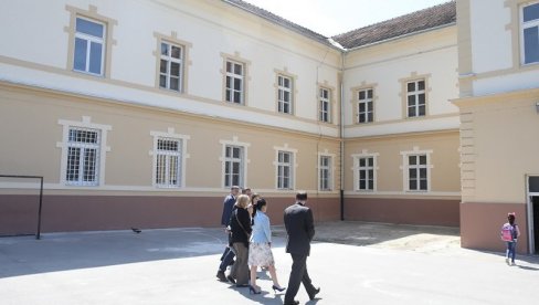 НОВИ ЖИВОТ ШКОЛЕ У БЕЛОЈ ЦРКВИ: Норвешка финансирала реконструкцију фасаде и опремање кабинета за информатику НОВИ ЖИВОТ ШКОЛЕ У БЕЛОЈ ЦРКВИ: Норвешка финансирала реконструкцију фасаде и опремање кабинета за информатику