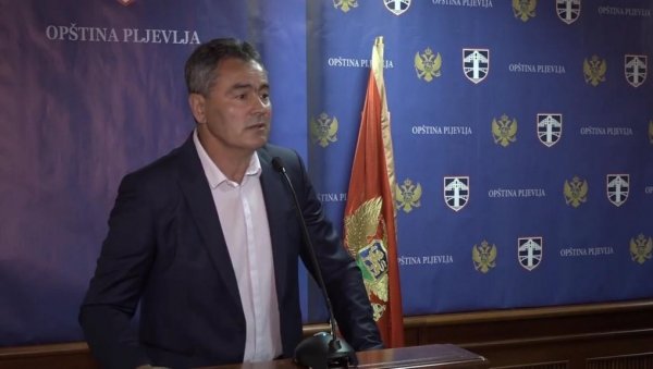 ТРОБОЈКА У ПЉЕВЉИМА: Лекић апелује да се на зграду Општине врати стара застава ТРОБОЈКА У ПЉЕВЉИМА: Лекић апелује да се на зграду Општине врати стара застава