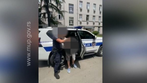 ПОГЛЕДАЈТЕ СНИМАК ХАПШЕЊА НАСИЛНИКА СА АДЕ: Муњевита акција полиције - огласио се и министар Вулин (ВИДЕО) ПОГЛЕДАЈТЕ СНИМАК ХАПШЕЊА НАСИЛНИКА СА АДЕ: Муњевита акција полиције - огласио се и министар Вулин (ВИДЕО)