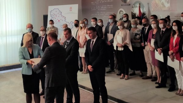 ПОТПРЕДСЕДНИЦА ВЛАДЕ УРУЧИЛА УГОВОРЕ ЗА ПРОЈЕКАТ ЕНЕРГЕТСКЕ САНАЦИЈЕ: Зорана Михајловић у Краљеву ПОТПРЕДСЕДНИЦА ВЛАДЕ УРУЧИЛА УГОВОРЕ ЗА ПРОЈЕКАТ ЕНЕРГЕТСКЕ САНАЦИЈЕ: Зорана Михајловић у Краљеву
