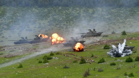 ОВАКО ЋЕ СУТРА ГРМЕТИ НА ПЕШТЕРУ: Погледајте спектакуларне припреме Војске Србије за вежбу Муњевити удар 2021 (ВИДЕО) ОВАКО ЋЕ СУТРА ГРМЕТИ НА ПЕШТЕРУ: Погледајте спектакуларне припреме Војске Србије за вежбу Муњевити удар 2021 (ВИДЕО)