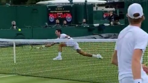 NOVAK STIGAO U LONDON, SPREMA SE ZA ISTORIJU: Đoković trenirao sa Italijanom pred početak Vimbldona (VIDEO) NOVAK STIGAO U LONDON, SPREMA SE ZA ISTORIJU: Đoković trenirao sa Italijanom pred početak Vimbldona (VIDEO)