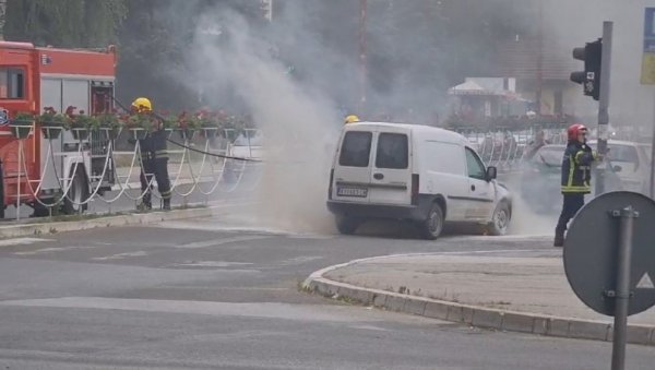 ПОЖАР У ЦЕНТРУ КРАЉЕВА: Горео аутомобил, уследила хитна интервенција ватрогасаца ПОЖАР У ЦЕНТРУ КРАЉЕВА: Горео аутомобил, уследила хитна интервенција ватрогасаца