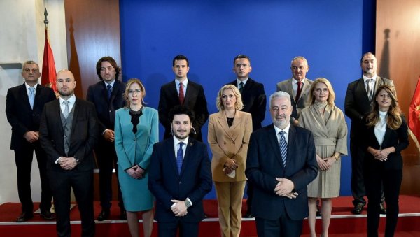 ПОЛИТИЧАРИ УЛАЗЕ У ВЛАДУ? Све више заговорника да у премијеровом тиму има места и за страначке кадрове ПОЛИТИЧАРИ УЛАЗЕ У ВЛАДУ? Све више заговорника да у премијеровом тиму има места и за страначке кадрове