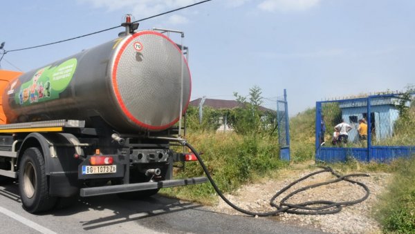 СУВЕ ЧЕСМЕ НА ОБОДУ БЕОГРАДА: Појачане контроле, инспектори казнили 23 корисника због расипања воде СУВЕ ЧЕСМЕ НА ОБОДУ БЕОГРАДА: Појачане контроле, инспектори казнили 23 корисника због расипања воде