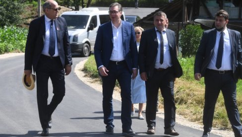 ВУЧИЋ У РУДНОЈ ГЛАВИ: Председник најавио повећање плата радницима - Почиње са радом производни погон фабрике Јумко (ФОТО/ВИДЕО)