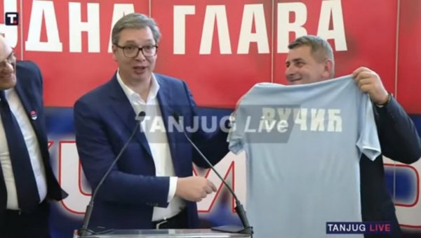 АЛЕКСАНДАР ВУЧИЋ добио дрес ФК Рудна Глава са његовим именом (ФОТО) АЛЕКСАНДАР ВУЧИЋ добио дрес ФК Рудна Глава са његовим именом (ФОТО)